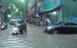 Nằm sát sông Tô Lịch nhưng mưa 1 tiếng, đường Bùi Xương Trạch ngập sâu 3 tiếng